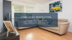 Dwellcome Home Ltd 2 Bedroom King & Double Central Apartment, Free Allocated Barrier Secured Parking Space at rear entrance & Fast WIFI, Ideal for long term contractor, corporate, etc stays, Regular h